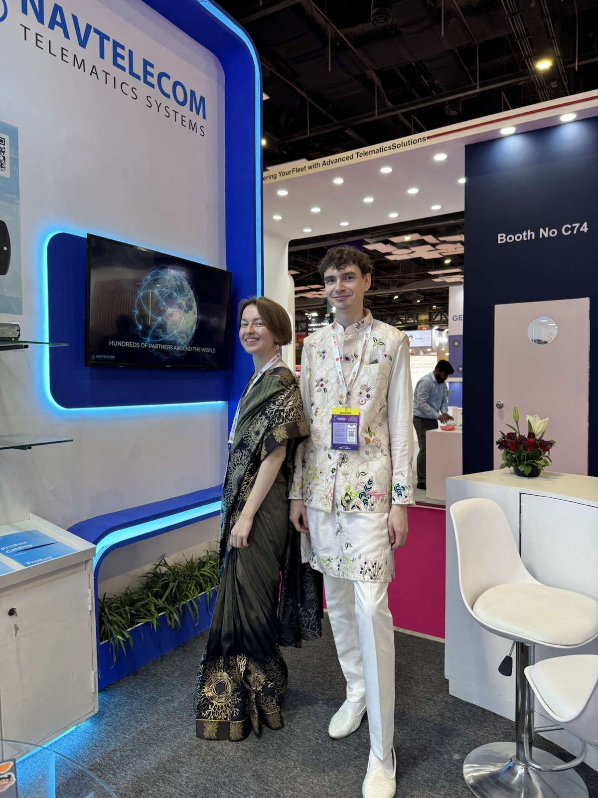 Equipo Navtelecom en su stand durante su primera exposición en India, Convergence India Expo 2025