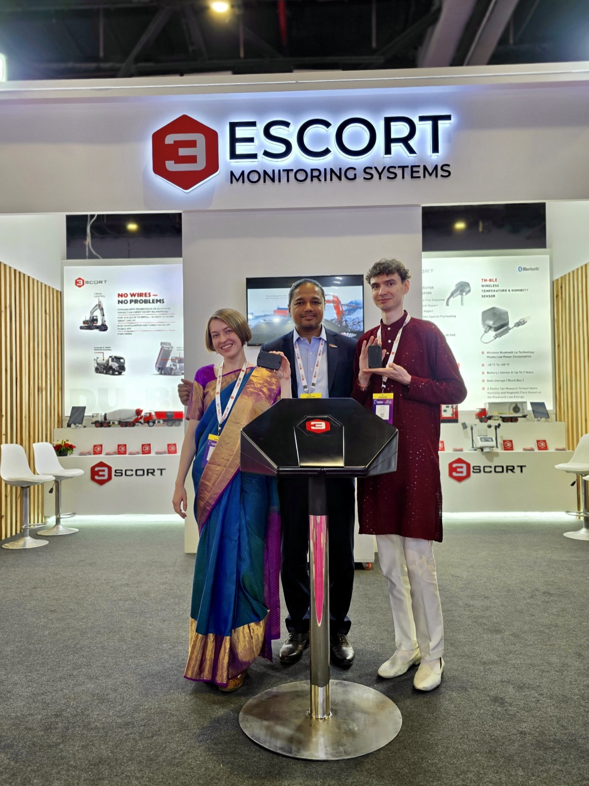 Representantes de Navtelecom con un socio del sector en Convergence India Expo 2025