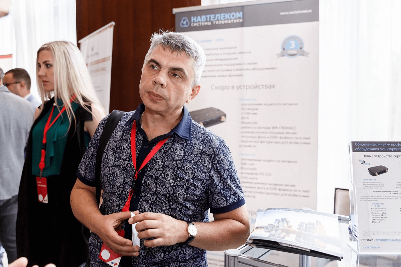 Fundador de Navtelecom representando a la empresa en un evento del sector