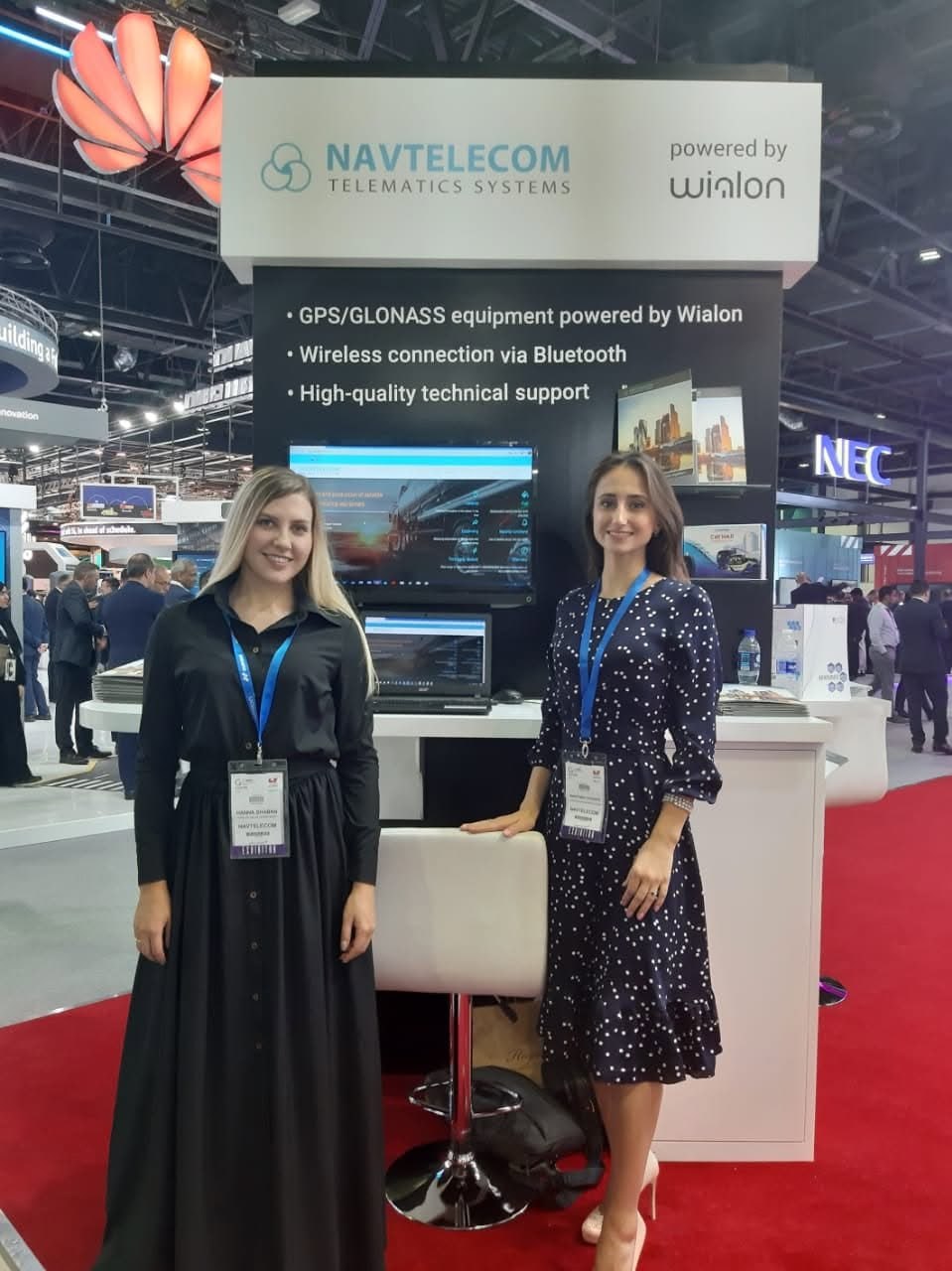 Representantes de Navtelecom en el stand de la empresa durante GITEX GLOBAL 2019 en Dubái, EAU