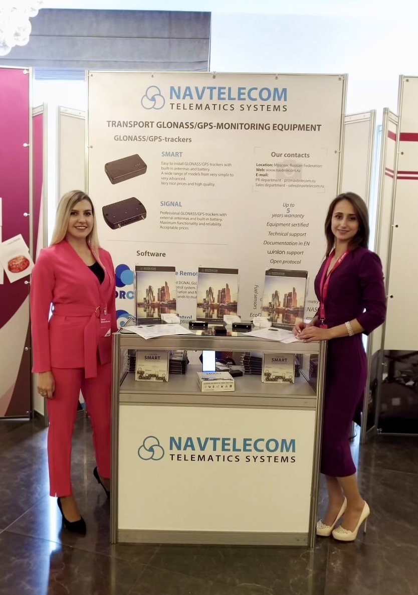 Representantes de Navtelecom en el stand de la empresa durante la conferencia internacional de Gurtam en Minsk, Bielorrusia, en 2019