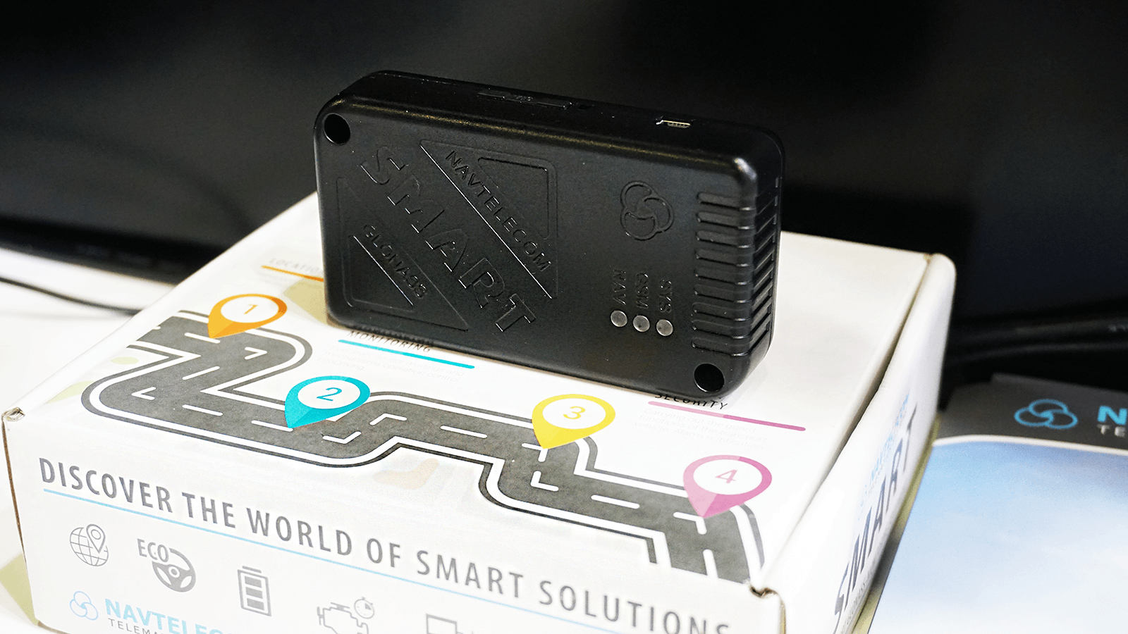 Rastreador Navtelecom SMART sobre su empaque