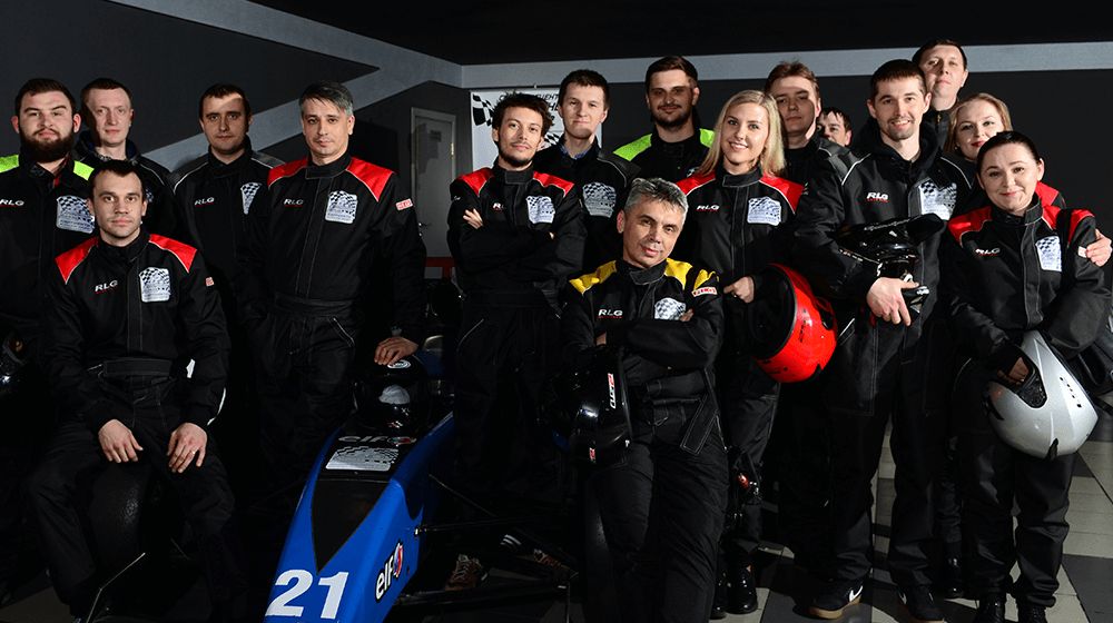 Integrantes de Navtelecom juntos en un evento de automovilismo