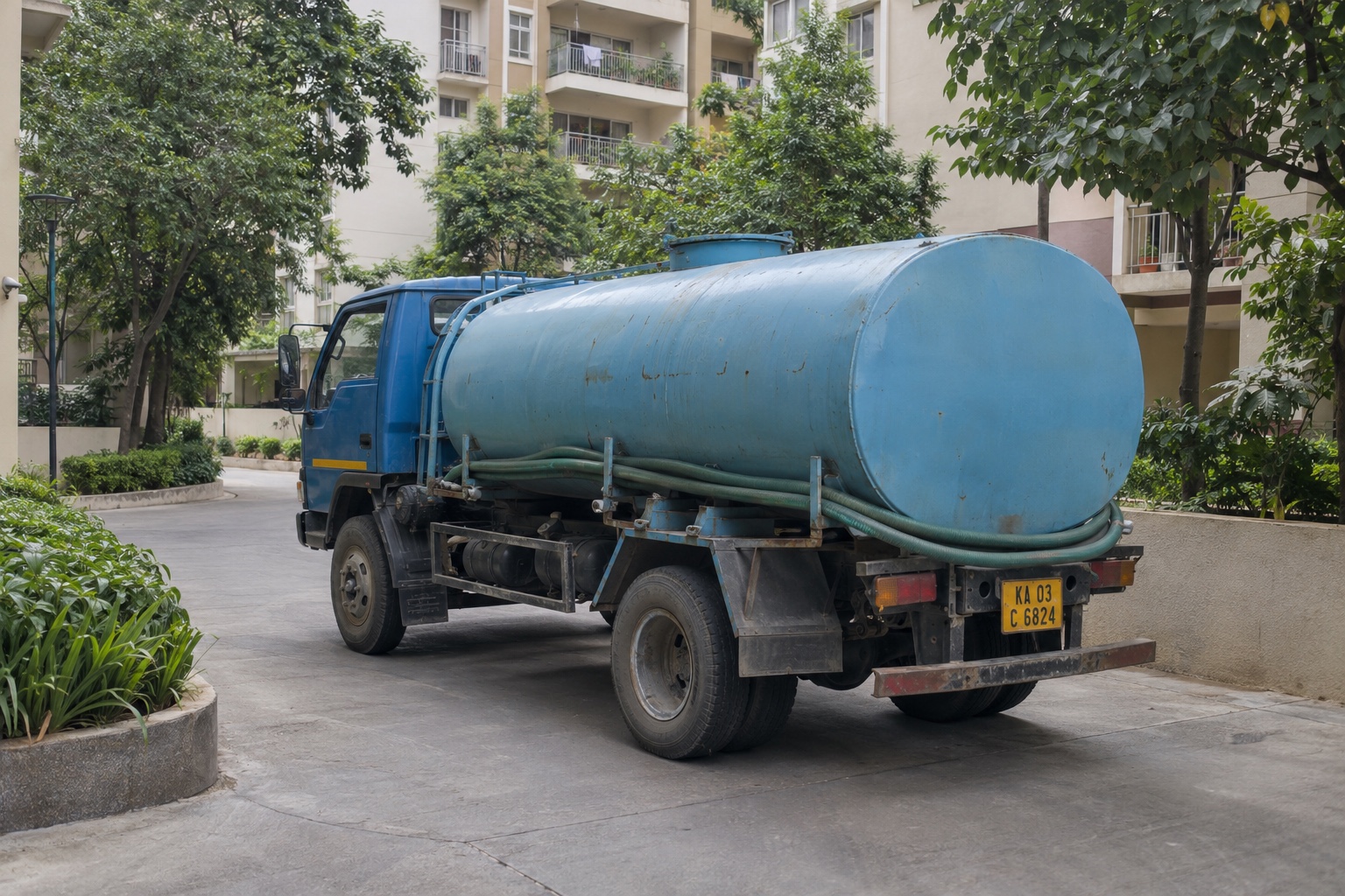 Camion-citerne d’eau dans une zone de service résidentielle à Bengaluru — illustration