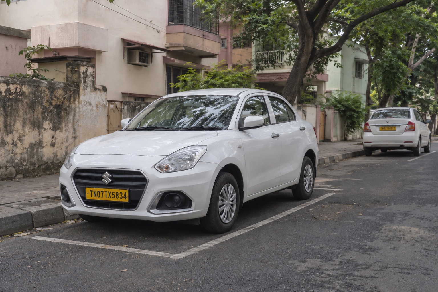 Imagen ilustrativa de un taxi blanco en un espacio marcado de un barrio de Chennai