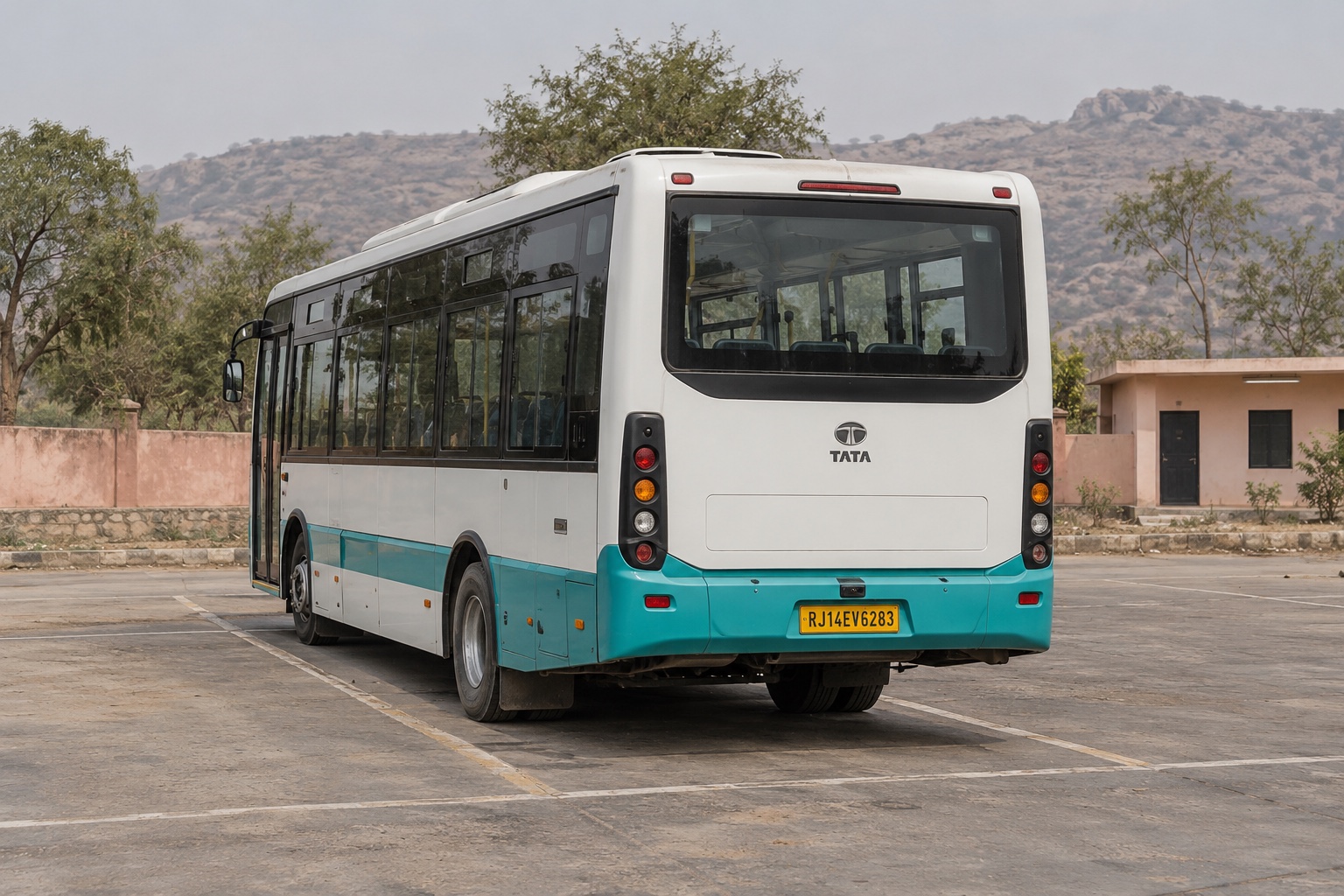 Imagen ilustrativa de un autobús turístico eléctrico compacto antes de partir cerca de Jaipur