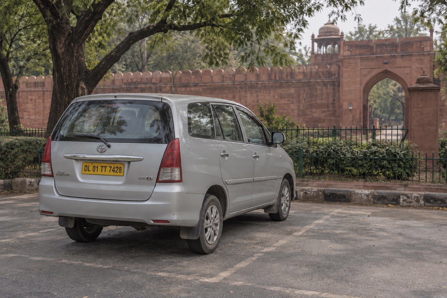 Imagen ilustrativa de un Toyota Innova en un estacionamiento turístico de Delhi