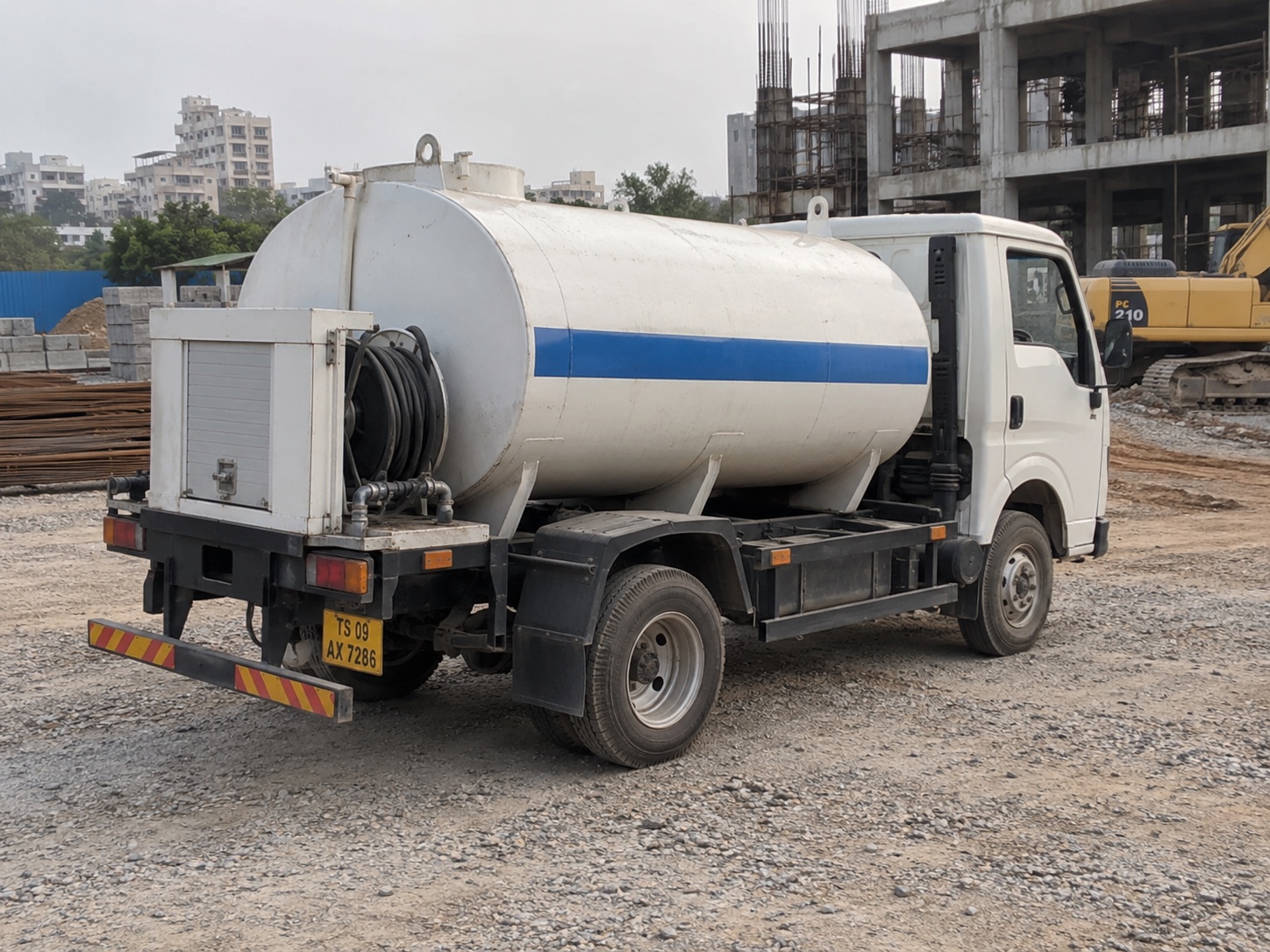 Cisterna compacta de combustible en una obra de Hyderabad, India; escena ilustrativa