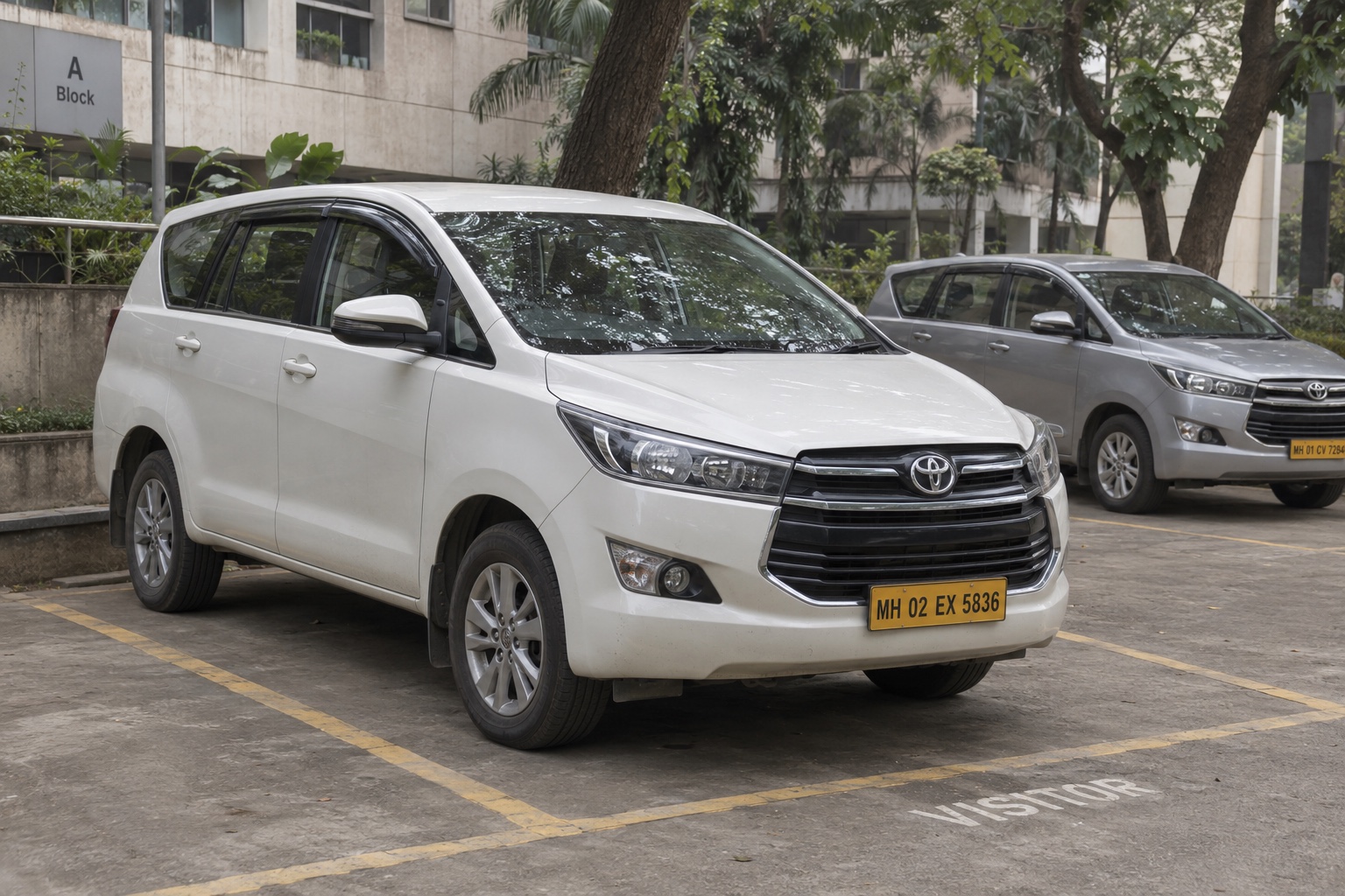 Illustration d’un Toyota Innova Crysta avec chauffeur dans un parking d’entreprise à Mumbai