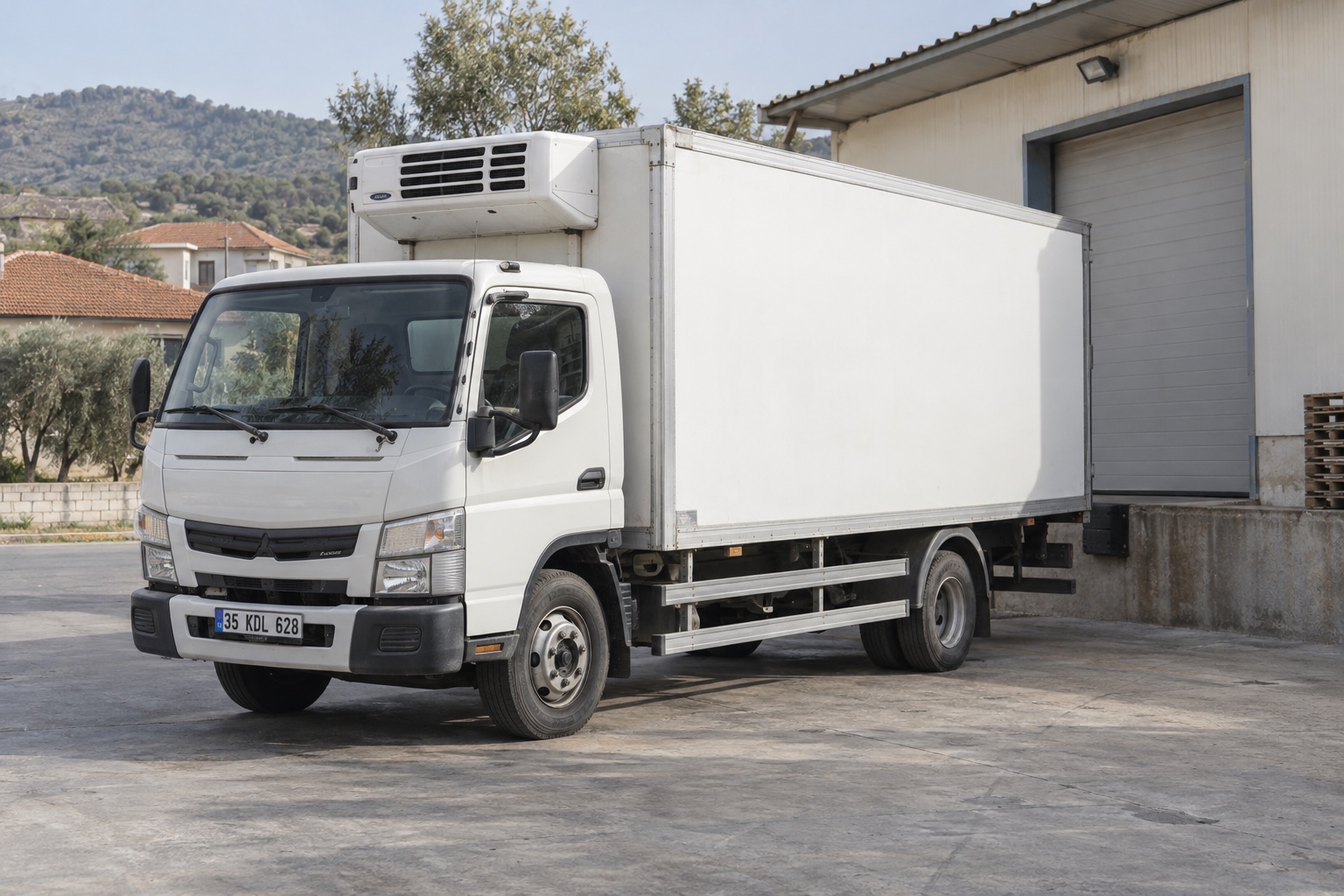 Illustration d’un camion frigorifique de produits laitiers dans un entrepôt de distribution à Istanbul, en Turquie